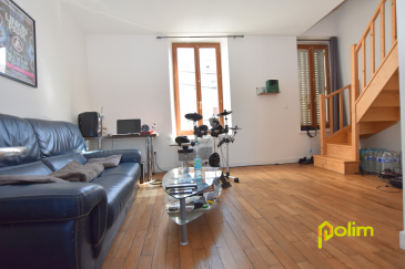 Exclusivité POLIM ! Immeuble de rapport proche gare.  Immeuble de rapport comprenant au RDC : 2 appartements F2 bientôt libre à la location. A l'étage : 2 grands appartements F2 en duplex de 43 et 46m2 dont un loué 550EUR hors charges, le second est libre. Sur la partie arrière 5 garages libres à la location et 2 dépendances. A voir absolument car bon rapport Locatif !!!
 Les informations sur les risques auxquels ce bien est exposé sont disponibles sur le site Géorisques : www.georisques.gouv.fr