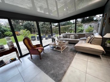 Au sein d'un univers chic et arboré, proche de la croix blan. 
Acheter un bien immobilier à Bondues



Vous recherchez une maison à vendre à Bondues ?
Découvrez nos biens sélectionnés avec soin et bénéficiez d'un accompagnement sur mesure.



Miss-Immo vous propose :

À Bondues (59910), dans un secteur résidentiel recherché de la Métropole Européenne de Lille, Miss-Immo, agence immobilière, vous présente, au coeur d'un domaine verdoyant et prisé, cette belle maison semi-individuelle familiale édifiée sur une parcelle de 785 m2.


Située dans un environnement calme et sécurisé, à proximité des écoles, la croix blanche, le collège de Marcq, commerces et axes routiers vers Lille, Marcq-en-Baroeul et Mouvaux, cette maison offre un cadre de vie idéal.



Elle s'ouvre sur une entrée chaleureuse avec toilettes et placards intégrés, donnant accès au garage ainsi qu'à la buanderie.
La cuisine équipée et aménagée, dans un style contemporain, est entièrement ouverte sur une spacieuse pièce de vie de 67 m2.
Cet espace de réception lumineux est sublimé par une véranda offrant une vue dégagée sur le jardin arboré, parfaitement exposé sud-ouest, garantissant luminosité et ensoleillement tout au long de la journée.



À l'étage, vous découvrirez quatre belles chambres parquetées, idéales pour une famille, ainsi qu'une salle de douche avec toilettes.



Les atouts supplémentaires :
 Maison familiale avec jardin à Bondues
 2 stationnements privatifs
 Garage fermé
 Grand jardin paysager sans vis-à-vis
 Terrasse exposée
 Chalet et kiosque
 Quartier prisé et cadre verdoyant



Prix de vente : 530 000 EUR honoraires inclus
Prix hors honoraires : 515 000 EUR
Honoraires forfaitaires à la charge de l'acquéreur : 15 000 EUR TTC



DPE réalisé le 25/05/2025 : Classe D (244)   GES D (43)   Énergie finale : 209.
Montant estimé des dépenses annuelles d'énergie : entre 2 450 EUR et 3 380 EUR (références 2021, 2022, 2023).
Informations sur les risques naturels et technologiques disponibles sur georisques.gouv.fr.


Copropriété gérée par ASL   charges mensuelles 68 EUR (816 EUR / an).



L'avis de Miss-Immo, votre agence immobilière située à Marcq en Baroeul :
Si vous recherchez une maison familiale à vendre à Bondues, offrant calme, verdure et proximité immédiate de Lille, cette maison semi-individuelle saura vous séduire par ses volumes, sa luminosité et son environnement privilégié.