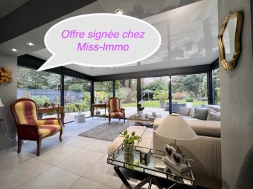 Au sein d'un univers chic et arboré, proche de la croix blan. 
Acheter un bien immobilier à Bondues



Vous recherchez une maison à vendre à Bondues ?
Découvrez nos biens sélectionnés avec soin et bénéficiez d'un accompagnement sur mesure.



Miss-Immo vous propose :

À Bondues (59910), dans un secteur résidentiel recherché de la Métropole Européenne de Lille, Miss-Immo, agence immobilière, vous présente, au coeur d'un domaine verdoyant et prisé, cette belle maison semi-individuelle familiale édifiée sur une parcelle de 785 m2.


Située dans un environnement calme et sécurisé, à proximité des écoles, la croix blanche, le collège de Marcq, commerces et axes routiers vers Lille, Marcq-en-Baroeul et Mouvaux, cette maison offre un cadre de vie idéal.



Elle s'ouvre sur une entrée chaleureuse avec toilettes et placards intégrés, donnant accès au garage ainsi qu'à la buanderie.
La cuisine équipée et aménagée, dans un style contemporain, est entièrement ouverte sur une spacieuse pièce de vie de 67 m2.
Cet espace de réception lumineux est sublimé par une véranda offrant une vue dégagée sur le jardin arboré, parfaitement exposé sud-ouest, garantissant luminosité et ensoleillement tout au long de la journée.



À l'étage, vous découvrirez quatre belles chambres parquetées, idéales pour une famille, ainsi qu'une salle de douche avec toilettes.



Les atouts supplémentaires :
 Maison familiale avec jardin à Bondues
 2 stationnements privatifs
 Garage fermé
 Grand jardin paysager sans vis-à-vis
 Terrasse exposée
 Chalet et kiosque
 Quartier prisé et cadre verdoyant



Prix de vente : 495 000 EUR honoraires inclus
Prix hors honoraires : 480 000 EUR
Honoraires forfaitaires à la charge de l'acquéreur : 15 000 EUR TTC



DPE réalisé le 25/05/2025 : Classe D (244)   GES D (43)   Énergie finale : 209.
Montant estimé des dépenses annuelles d'énergie : entre 2 450 EUR et 3 380 EUR (références 2021, 2022, 2023).
Informations sur les risques naturels et technologiques disponibles sur georisques.gouv.fr.


Copropriété gérée par ASL   charges mensuelles 68 EUR (816 EUR / an).



L'avis de Miss-Immo, votre agence immobilière située à Marcq en Baroeul :
Si vous recherchez une maison familiale à vendre à Bondues, offrant calme, verdure et proximité immédiate de Lille, cette maison semi-individuelle saura vous séduire par ses volumes, sa luminosité et son environnement privilégié.
