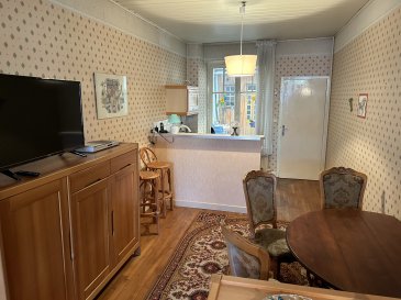 Maison au coeur du Centre Ville comprenant entrée sur pièce de vie salon-séjour avec cuisine ouverte, cour intérieure en prolongement, buanderie et dépendances en continuité avec accès sur l'arrière. Aux premiers : deux chambres, bureau, salle de bains avec wc. Grenier aménageable, cave. Idéal premier achat ou pour investissement locatif. Date de réalisation du diagnostic énergétique : 12/11/2025. Consommation énergie primaire : 341 KWh/m2/an. Consommation énergie finale : 320 Kwh/m2/an. Montant estimé des dépenses annuelles d'énergie pour un usage standard : Entre 3300 € et 4520 €. Prix moyen des énergies : indexés sur les années 2023 (abonnement compris). Les informations sur les risques auxquels ce bien est exposé sont disponibles sur le site : www.georisques.gouv.fr