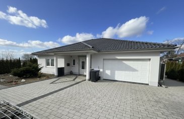 Attraktiver ebenerdiger Bungalow mit pflegeleichtem Garten  
+-160m2 Wohnfläche  
+- 945m2 Grundstücksfläche  
Dieser gepflegte, ebenerdige Bungalow überzeugt durch seine durchdachte Raumaufteilung  
Er bietet 2 Schlafzimmer, ein großzügiges Wohn und Esszimmer und eine geräumige Küche mit direktem Zugang zum Wintergarten, zur Terrasse sowie dem pflegeleichten Außenbereich. Eine Garage und ein zusätzlicher Stellplatz sorgen für komfortables Parken. Ideal für Paare, kleine Familien oder alle, die barrierearmes Wohnen schätzen.