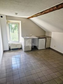 Studio avec une surface habitable d’environ 30 m2 au 2ième étage sans ascenseur, composé comme suit :

Séjour avec rangement encastré, coin avec kitchenette, frigo et raccords pour le lave-linge, chambre séparé et salle de douche avec douche, lavabo et WC.

Le bien est complété par une cave privative et un jardin commun.

Pour tous renseignements supplémentaires ou pour convenir un rendez-vous pour une visite, veuillez nous contacter par téléphone au (+352) 691 400 705 ou par mail : info@17b.lu

 ---------- 
Studio mit einer Wohnfläche von ca. 30 m2 im 2. Stock ohne Aufzug, bestehend aus folgenden Komponenten:

Wohnzimmer mit eingebautem Stauraum, Ecke mit Küchenzeile, Kühlschrank und Anschlüssen für die Waschmaschine, separates Schlafzimmer und Duschbad mit Dusche, Waschbecken und WC.

Die Immobilie wird durch einen privaten Keller und einen Gemeinschaftsgarten ergänzt.

Für weitere Informationen oder um einen Besichtigungstermin zu vereinbaren, kontaktieren Sie uns bitte telefonisch unter (+352) 691 400 705 oder per E-Mail: info@17b.lu

 ---------- 
Studio with a living area of approx. 30 m2 on the 2nd floor without elevator, consisting of:

Living room with built-in cupboard, corner with kitchenette, fridge and connections for washing machine, separate bedroom and shower room with shower, washbasin and WC.

The property is complemented by a private cellar and a shared garden.

For further information or to arrange a viewing, please contact us by telephone on (+352) 691 400 705 or by e-mail: info@17b.lu