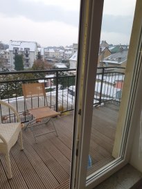 A louer à Mondorf, très joli appartement au calme. Grand salon séjour sur cuisine ouverte, balcon, 1 grande chambre à coucher. Parking souterrain et cave. Libre à partir de 1.2.2020. Commission à payer par le locataire à l'hauteur de 1250 € plus TVA plus 37,50 € plus TVA établissement état des lieux.