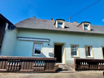 Einfamilienhaus in Karlshausen zu verkaufen
 
Das hier angebotene Einfamilienhaus stammt von ca.1950. Es bietet auf insgesamt ca. 115 m² Wohnfläche und 2 Etagen genügend Raum für eine Familie. Das Haus steht auf einem Grundstück mit 991 m². 

Vom Eingangsbereich kommt man links in die voll ausgestattete Einbauküche mit Essecke. Links liegt ein Büro. Weiter liegt Parterre das große Wohn- und Esszimmer. Ein Badezimmer mit Dusche und ein weiterer Vorratsraum sind ebenfalls Parterre.

Im ersten 1. Obergeschoss liegen 4 Schlafzimmer und eine weitere Toilette. Weiter verfügt das Haus über eine Garage, Haus- Wirtschaftraum und eine Werkstatt. Das Haus ist teilweise unterkellert. 
Die Nutzflächen belaufen sich auf 40qm.
Das Einfamilienhaus renovierungsbedürftig aber durchaus sofort bewohnbar. 
 
Ausstattung:

-Doppelglasfenster Holz 
-Einbauküche offen
-Terrasse 20m²
-6 Stellplätze, eine Garage 
-Fliesenboden, Teppich, Parkett
-Keller und Lagerräume, Waschküche
-Speicher 
-Elektro Nachtspeicher Heizung, Holzofen

Zustand: teils renovierungsbedürftig 
teilweise unterkellert
Terrasse, Garten
4 Stellplätze: Garage, Außen-Stellplatz
Bad mit Fenster und Dusche, Bad/WC getrennt
Einbauküche, offene Küche, Speisekammer
Böden: Fliesenboden, Laminat, Parkett
Fenster: Holzfenster
Anschlüsse: Satellitenanschluss
Weitere Räume: Abstellraum, Wasch-Trockenraum
Ausstattung: teilweise möbliert
Ausblick: Fernblick