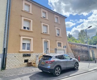 ESCH-SUR-ALZETTE

Studio à louer se composant comme suit : un couloir, une cuisine équipée ouverte sur la pièce à vivre, une chambre, une salle de douche avec WC ainsi qu'une cave privative.

Situé dans un environnement résidentiel et calme, ce studio bénéficie d'un cadre de vie agréable tout en restant proche des commodités et du centre-ville d'Esch-sur-Alzette.

Pour toutes questions ou demandes d'informations, n'hésitez pas à nous contacter, nous serons toujours à votre service.

Agence ELSA'HOME à votre écoute pour la concrétisation de vos projets en toute confiance.

------------------------------------------------------------

ESCH-SUR-ALZETTE

Studio flat to let, comprising: a hallway, a fitted kitchen opening onto the living area, a bedroom, a shower room with WC, and a private cellar.

Situated in a quiet, residential area, this studio offers a pleasant living environment whilst remaining close to local amenities and the town centre of Esch-sur-Alzette.

If you have any questions or would like further information, please do not hesitate to contact us; we are always here to help.

ELSA'HOME is here to assist you in bringing your plans to fruition with complete confidence.