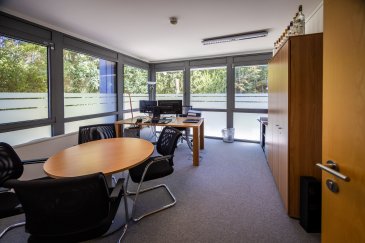 LUXEMBOURG-HOLLERICH, 44 rue de la Vallée L-2661 Luxembourg Immeuble Valley Park, situé proche de la Vallée de la Petrusse, se compose d'espaces de bureaux, répartis sur 3 bâtiments distincts. Complexe avec accès facile, à proximité directe de la gare, CBD, du réseau autoroutier, lignes de bus, P+R et nombreuses commodités. Bureaux prêts à emménager comprenant au red-de-chaussée:
Surface de 428 m2 à louer, prix : 31,50 €/m2 HTVA
charges: 6 €/m2, HTVA, les prix sont soumis à la TVA. 
garantie : 6 mois de loyer + charges + TVA. contrat de bail 3/6/9
Places de parking disponibles au prix de 200€ / 300€ la place. 
Installations téchniques récentes (ventilation, climatisation, chauffage ventilé convecteurs, luminaires, contrôle d'accès), nouveaux stores électrqiues extérieurs, commande individuelle, sanitaires privatifs, douche commune au sous-sol, fibre optique, 
Contact et visites : Arianna GHITTINO téléphone : 691 205 573 email: arianna@parkagence.lu