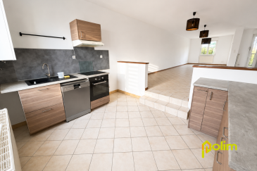 Découvrez ce spacieux appartement en duplex, situé au sein d.   Vous allez etre séduit par sa grande pièce de vie baignée de lumière, ouverte sur un balcon, idéale pour partager des moments en famille ou entre amis. La cuisine ouverte s'intègre parfaitement à cet espace convivial.
L'espace nuit se compose de trois chambres, offrant tout le confort nécessaire pour une famille ou pour aménager un bureau en télétravail. Le duplex dispose également d'une salle de bains et de nombreux espaces de rangement.
 Les informations sur les risques auxquels ce bien est exposé sont disponibles sur le site Géorisques : www.georisques.gouv.fr