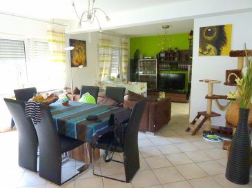 New Keys vous propose ce charmant appartement au 3ieme et dernier étage (avec ascenseur). 

Ce bien est composé par : 

- un spacieux hall d'entrée;
-un grand et lumineux séjour avec balcon de +/- 6m2;
- une belle cuisine équipée fermée avec accés balcon de 5m2;
- deux grandes chambres ( 17m2 et 14m2);
- une salle de bain avec baignoire et douche;
- WC séparé;
- une cave;
- un emplacement extérieur;
- une buanderie commune;

Possibilité de faire 3 chambres;
Pas de travaux à prévoir, situation calme à moins de 10 minutes de Diekirch.

Pour tous renseignement et/ou visite veuillez contacter le 661 120 388 ou par email à l'adresse info@newkeys.lu