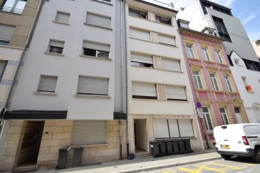 ImmoHouse vous propose à la location ce charmant studio idéalement situé à Luxembourg-Limpertsberg.

Au 3ème étage d'une résidence soignée avec ascenseur ce studio de 20m2 se compose de :

-Un hall d'entrée  
-Une pièce de vie avec kitchenette  
-Une salle de douche avec wc  
-Une cave privative  

Informations :  
Loyer : 1250€  
charges : 185€  
disponibilité : 01/09/2026  
caution : 2 mois de loyer  
frais d'agence : 1/2 mois de loyer plus tva pour le bailleur, 1/2 mois de loyer plus tva pour le locataire