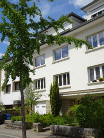 Appartement lumineux dans un quartier calme d'une petite résidence

L'appartement est situé au 2ème étage. Un grand couloir relie toutes les autres pièces entre elles. Il y a 2 grandes chambres, un salon/salle à manger et une grande cuisine avec un petit balcon. Il y a également une salle de bain avec baignoire et des toilettes séparées au milieu de l'appartement. Les fenêtres sont à triple vitrage et l'appartement vient d'être repeint. Au rez-de-chaussée, il y a une cave privée et une buanderie commune. Les animaux et fumer ne sont pas autorisés, un CDI et un revenu minimum de 5 000 euros net par mois sont requis. Une colocation n'est pas possible.

Merl fait partie des quartiers privilégiés de la capitale luxembourgeoise. On y trouve tous les commerces, restaurants et transports en commun à proximité immédiate. L'immeuble est situé très au calme dans une rue latérale.