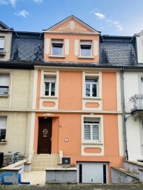 Maison unifamiliale spacieuse à Esch/Alzette ? Quartier résidentiel (proximité Nonnewissen)

Nous vous proposons en exclusivité cette belle maison unifamiliale, lumineuse et bien agencée, située dans un quartier calme et recherché d'Esch/Alzette.

Avec une surface totale de 210 m² dont environ 157 m² habitables, elle se compose comme suit :

Rez-de-chaussée : hall d'entrée, WC séparé, salon, cuisine équipée avec accès à la terrasse et au jardin.
1er étage : salle de douche, deux chambres à coucher.
2? étage : trois chambres à coucher.
Grenier : isolé et aménagé.
Sous-sol : cave, chaufferie, buanderie et garage.

La propriété dispose également d'un deuxième garage accessible par le jardin, dans la rue parallèle.

Cette maison, en bon état général, offre un cadre de vie  idéal pour une famille à la recherche de confort et de tranquillité, dans une zone 30 paisible, tout en restant proche des commodités :

- Aires de jeux, crèches, écoles et lycées à proximité
- Arrêt de bus, accès rapide vers Belval et Luxembourg-Ville
- Commerces, cabinet médicaux, pharmacie et hôpital à quelques minutes

Disponible immédiatement.
N'hésitez pas à demander une visite des lieux!

Les frais d'agence sont inclus dans le prix de vente et à charge du vendeur.
Pour toute visite ou information complémentaire, contactez-nous au 26 53 41, ou Mme Veigas au 621 505 621 / cristina.veigas@cl-immo.lu

https://linktr.ee/climmobiliere