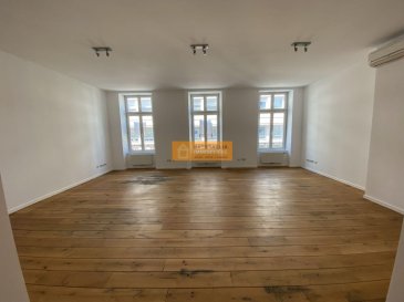 Beau bureau avec un espace ouvert situé au 1er étage d\'une bel immeuble au centre de la Ville de Luxembourg.<br><br>Le bureau dispose de:<br>Hall d\'entrée, grand espace ouvert, cuisine équipée et salle de douche avec WC.<br><br>