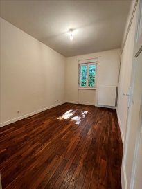ALT\'IMMO-GEST.COM votre agence immobillière vous propose :

Un appartement de type F2 de 47.72 M² au rez de chaussée surélevé.
Idéalement situé à metz devant les ponts  chemin de la petite île.

Il se compose d\'une entrée, une cuisine ouverte sur salle à manger, un salon et une chambre.

Une salle d\'eau et un WC indépendant viennent compléter ce bien.

En annexe vous disposerez d\'une cave.
Chauffage individuel au gaz


Cette annonce immobilière vise 2 lots (appartement cave) dans une copropriété  formant 21 lots au total (tous lots confondus) ne faisant l\'objet d\'aucune procédure en cours et d\'un montant de charges d\'environ 57.83 € par mois eau froide comprise (soit 693.98 € annuels) 

Les honoraires sont à la charge de l\'acquéreur
Prix du bien : 97 200.00 €
Prix du bien hors honoraires : 90 000.00 €
Honoraires TTC : 8.00 % soit 7 200.00 €

Agence ALT\'IMMOGEST.COM
Mme SZYNAL Estelle
28 Rue Emile Zola 57300 MONDELANGE
0387673413