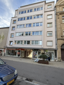 Appartement meublé situé dans un immeuble au coeur de la ville d'Esch/Alzette.

L'immeuble est dans une cour intérieure (situation calme).

L'appartement se compose de deux chambres à coucher, d'un hall d'entrée, d'un living, d'une cuisine équipée et d'une salle de bains.

Il est complètement meublé.

Libre de suite.