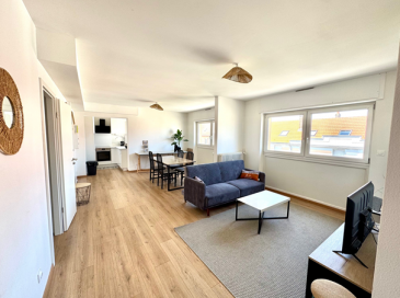 APPARTEMENT F3 MONTIGNY LES METZ : 158 000 EUR FAI.  Dans une petite copropriété calme a faibles charges, vous serez séduit par la clarté et les pièces spacieuses de cet appartement de 72 m2 situé au 3ème étage. Dès l'entrée, vous serez accueilli par un vaste séjour, une cuisine équipée fonctionnelle, salle de bains dotée d'une baignoire et d'une douche, WC séparé, deux chambres, cave et place de parking privative.
 Aucun travaux à prévoir 
 DPE E, Chauffage collectif au Gaz 
 Charges : 180 EUR mensuels (nettoyage, poubelles, assurance, eau et chauffage compris)
 Contact : Bernard BLOCH 06.150.144.36