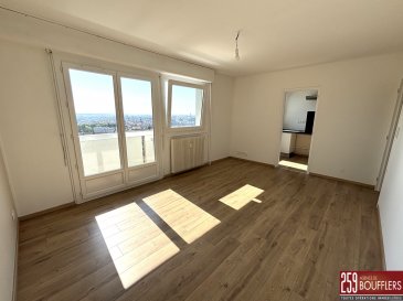 NANCY / APPARTEMENT 4 PIECES AVEC BALCON ET PARKING.  En Exclusivité. A LAXOU limite NANCY (BUTHEGNEMONT), dans une impasse, Résidence au calme avec ascenseur dénommée 'LE MERIDIEN'. Appartement lumineux en très bon état général de 4 pièces principales, d'une surface de 71m2, situé au rez-de-chaussée surélevé. Offrant : une entrée avec placard, une cuisine semi-équipée avec accès sur loggia, une pièce de vie avec accès sur un balcon de 4.55m2 offrant une vue imprenable et dégagée, 3 chambres dont une avec placard (11.13m2, 11.68m2 et 9.36m2), une salle d'eau et un WC séparé. Fenêtres double vitrage neuves (juin 2025). Cave privative au rez-de-chaussée. Emplacement de stationnement privatif couvert. Chauffage collectif avec répartiteurs individuels. Chauffage et eau (froide et chaude) compris dans les charges. Idéalement situé, proche de toutes commodités (transports, commerces, écoles...). www.agencedeboufflers.fr
Les informations sur les risques auxquels ce bien est exposé sont disponibles sur le site Géorisques : www.georisques.gouv.fr