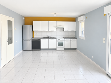 Appartement F3 de 77 m² situé au 2? et dernier étage d'un ensemble résidentiel, bénéficiant d'une terrasse de 15 m², d'un garage individuel et d'une place de parking extérieure.

Il se compose d'une entrée avec placard, d'un séjour avec cuisine équipée et accès direct à la terrasse, de deux chambres, d'une salle de bains avec baignoire et d'un WC indépendant.

L'appartement offre de bonnes prestations : isolation extérieure, double vitrage PVC, volets roulants électriques et chauffage individuel au gaz par le sol.

Les atouts : dernier étage, terrasse de 15 m², deux chambres, chauffage au sol, garage individuel et parking extérieur.

Un appartement fonctionnel et bien équipé, disposant d'un agréable espace extérieur et de stationnements privatifs.