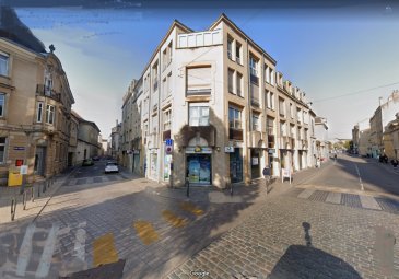 Metz Centre, local commercial. Un local  de 55m² comprenant une grande pièce de réception sur vitrine, à l'arrière une pièce de 15 m² environ,  
un WC. Chauffage électrique. Idéal commerce ou bureaux.