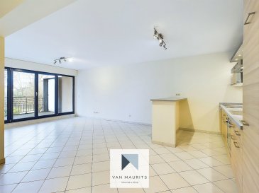 Cet appartement moderne et bien agencé est situé à deux pas des commerces et des services du quartier de Merl. Il se trouve au calme (50, am Bongert) au 1er étage d'une résidence de 2008. Idéal pour un jeune couple, un premier achat ou pour un investissement, il dispose d'une surface habitable de ± 55 m² et d'une terrasse couverte de ± 9 m².

Il se compose comme suit :

un hall d'entrée de ± 10 m² s'ouvre sur un salon avec sa cuisine ouverte de ± 28 m². Cet espace est prolongé par une belle terrasse, couverte de ± 9 m². Ensuite se trouvent: une chambre de ± 12 m² et une salle de bain de ± 5 m² (baignoire, lavabo, wc).

Une cave privative de ± 3 m² et un emplacement au sous-sol de la résidence complètent l'offre.

Détails complémentaires :

- Résidence de 2008 ;
- Passeport énergétique *E-E* ;
- Rue calme ;
- Situation à proximité des services et descommerces ;
- Terrasse couverte de 9 m2 ;
- Transport en commun à proximité ;
- Charges : 200 euros.

Agent responsable : Katia Gravière au 661 33 29 82 ou katia@vanmaurits.lu