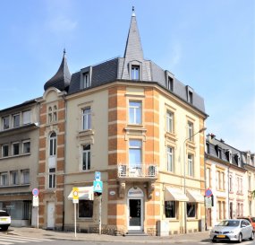 Situé à l'angle du boulevard de la Pétrusse et de la rue d’Anvers à Luxembourg-ville, un appartement situé au dernière étage, de type penthouse de haut standing. Celui-ci possède une surface de ±83 m², se compose comme suit :

L'appartement donne sur un double séjour avec une cuisine ouverte de ± 49 m² qui dispose d’un accès à la terrasse avec vue sur les toits de ± 6 m², un vestiaire ± 2 m², une chambre de ± 17 m² avec une salle d'eau ± 5 m² et un WC séparé de ± 2 m².

Enfin, le sous-sol est constitué d’une buanderie commune et d’une cave privative de ±7 m² complètent l'offre.
 
Généralités :

- Chauffage au gaz ;
- Terrasse éxposé Sud-Est ;
- Situation idéale, proche de toutes commodités (transports publics, commerces, écoles...) ;
- Cave et Buanderie commune ;
- Charges ± 200 € mensuel ;

Agent responsable du dossier : Geoffrey Depré
E-mail : geoffrey@vanmaurits.lu
Mobile : +352 661 127 777