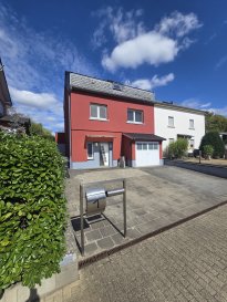 A DECOUVRIR !!!

Immo Nordstrooss a le plaisir de vous présenter cette maison unifamiliale fonctionnelle et bien entretenue implantée sur un terrain de 3a43ca, offrant environ 122.5m² habitables et bénéficiant d'un état général idéale pour une installation immédiate sans travaux.

Au rez-de-chaussée la maison propose des espaces pratiques et bien agencés.
On y retrouve un hall d'entrée, une salle de douche avec fenêtre, un garage spacieux, buanderie et espace atelier.
Ce niveau offre également un accès direct au jardin et à une terrasse couverte de +/- 36,60 avec cuisine équipée en inox et un jardin cloture sans vis à vis avec maisonette de jardin.

Le premier étage accueille les espaces de vie principaux. Le séjour lumineux et climatisé crée une atmosphère agréable et conviviale.
Une cuisine équipée et séparé donnant vers un balcon et espace bureau / rangement (storage).

Deuxième étage accueille espace dressing, et deux grande chambres à coucher.

Détails complémentaires:

Type de chauffage : nouvelle chaudière à gaz de 2023
Classe énergétique : en cour
Revêtements de sol : Carrelage et parquet massif
Stationnement : 3 emplacements extérieurs + 1 emplacement intérieur.

Pour tout renseignement complémentaire ou information veuillez nous contacter par email info@immonordstrooss.lu ou par Tél: 691 850 805.

Proposition de crédit/financement à taux compétitif auprès des banques Luxembourgeoise incluse dans nos services gratuits.