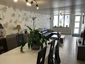 Maison en coeur de ville, comprenant entrée sur belle pièce de vie, cuisine équipée, salon ouvert sur terrasse et extérieur, cour intérieure couverte, 3 belles chambres, salle de bains, cave et garage. Proximité commerces, écoles et transports.. Maison originale et agréable !! A visiter !!
