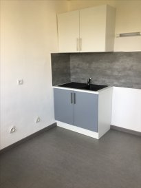 METZ proche FAC du Saulcy

Studio 

5ème étage avec ascenseur

Il se compose : d'une entrée, grand séjour avec coin cuisine, salle de bains (baignoire) et WC

Cave 

Place de stationnement exterieur

Chauffage collectif compris dans les charges.

Disponible de suite