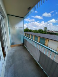 METZ Vallières, Rue du Général Metman.

Proche des axes autoroutiers et des transports en commun.
Venez visiter cet appartement rénové situé au RDC composé  de 3 pièces avec 2 chambres, cuisine, salle de bains, WC et balcon.

Un garage individuel et une cave complète ce bien.

Chauffage individuel électrique

Disponible immédiatement

Frais d'agence :70,15m² x 11€ = 771,65€