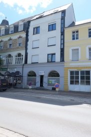 BETTEMBOURG, plein centre, local avec vitrines de +-100 m2 au Rez-de-chaussée et comprenant: grande pièce principale open space, WC séparé, cuisine équipée ouverte, grand bureau séparé avec fenêtre, un local archives
Disponibilité rapide et à convenir. Idéal pour bureau ou profession libérale
HORESCA INTERDIT
Commission de location : 2.500-€ + TVA 17% à charge du locataire
Contact et visites : Mme Nassim TOLOUI téléphone : 691 12 04 78
