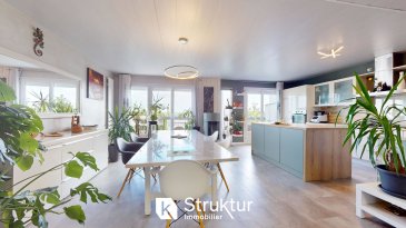 maison/villa 5 pièces.   Metz-Vallières : Maison familiale avec vaste pièce de vie de 70 m2  
À Metz-Vallières, quartier recherché pour sa qualité de vie, cette maison combine la proximité des commodités, des écoles et des transports avec le calme d'un environnement résidentiel.
Situé au calme dans une impasse et édifiée sur un terrain de 4,2 ares, elle offre 115 m2 habitables, un garage de 30 m2 et deux stationnements extérieurs.
Au rez-de-chaussée, un hall d'entrée dessert deux chambres ouvrant sur la terrasse et le jardin, parfaits pour profiter des beaux jours et de la cuisine d'été. On y trouve également une salle de bains rénovée en 2022 avec baignoire balnéo, un WC séparé et un garage motorisé spacieux.
À l'étage, la pièce de vie impressionne par ses 70 m2 baignés de lumière. La cuisine équipée, moderne et fonctionnelle, s'ouvre sur le salon et la salle à manger et se prolonge par une terrasse. Une chambre, une salle d'eau et un WC indépendant complètent ce niveau.
Côté confort, la maison dispose d'un chauffage individuel au gaz, d'un poêle à pellets MCZ avec pierre réfractaire au design élégant et de panneaux photovoltaïques réduisant la consommation énergétique. Les fenêtres PVC, la cuisine installée en 2022 et les terrasses habillées de résine apportent une touche résolument moderne.
Une maison lumineuse, fonctionnelle et parfaitement équipée, idéale pour une vie de famille à Metz-Vallières. La configuration de l'étage permet en outre de créer une quatrième chambre à la place du salon, selon vos besoins.

DPE D/ D
 Estimation des coûts annuels d'énergie du logement Les coûts sont estimés en fonction des caractéristiques de votre logement et pour une utilisation standard sur 5 usages (chauffage, eau chaude sanitaire, climatisation, éclairage, auxiliaires) voir p.3 pour voir les détails par poste. entre 1 250 EUR et 1 730 EUR par an Prix moyens des énergies indexés au 1er janvier 2021 (abonnements compris)

 Prix honoraires inclus dans le prix de vente : 4 %