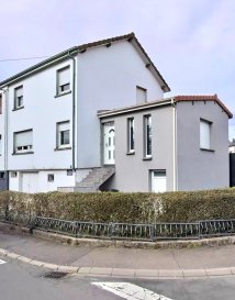 MANSO IMMO vous propose cette belle maison unifamiliale libre de trois côtés dans un endroit des plus prisés à VILLERUPT. Maison superbement exposée dans un environnement arboré proche de toutes commodités. Avec son jardin clôturé cette maison érigée sur une parcelle de 3a08ca avec une surface habitable de +- 110m2 sur trois niveaux. Surface totale de +- 190m2.

La maison est composée comme suit :

- Au rez-de-chaussée vous avez accès à un garage avec porte électrique. On y trouve aussi une buanderie / local de stockage et le local technique. Deux pièces supplémentaires avec une belle hauteur aux plafonds pouvant être aménagé en un futur studio / salle de sport / espace loisirs.
- Au premier étage on y accédant par des escaliers on trouve un salon qui donne accès à la terrasse et au jardin. Un couloir desservant toutes les pièces à cet étage. La cuisine complètement équipée, pratique et fonctionnelle ouverte sur un nouveau salon et une salle à manger très spacieuse, rayonnement de luminosité. Le tout donnant accès à une terrasse et au jardin avec exposition solaire idéale. Un WC séparé existe également à ce niveau.
- Au deuxième étage on y trouve un couloir de nuit desservant, deux spacieuses chambres ainsi qu'une autre chambre / bureau. Une toute nouvelle salle de douche avec fenêtre complète ce niveau.
Une belle terrasse, un jardin et surtout un garage séparé supplémentaire complète cette offre.

Les plus de cette maison : situation géographique idéale, chaudière nouvelle, fenêtres dans toutes les pièces de la maison, toiture en parfait état, matériaux existant pour terminer l'isolation extérieure de la façade, possibilité de rajouter un studio ou appartement au niveau inférieur, deux garages?.

Travaux à terminer et petits rafraîchissements à prévoir.

Toutes les indications sont basées exclusivement sur les informations mises à notre disposition par nos clients. Nous n'assumons aucune garantie quant à l'exactitude et l'actualité de ces indications.

Pour plus d'informations, photos ou convenir d'un rendez-vous, vous pouvez nous contacter au :
+352 24 51 33 79 info@mansoimmo.lu