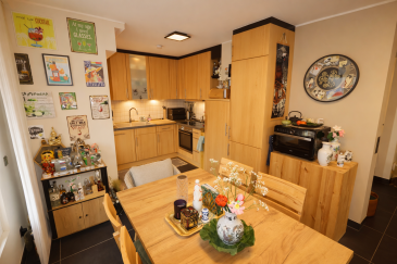 Die Agentur LX2 Immo bietet Ihnen an: 

Eine Wohnung im ersten Stock in einem Wohngebäude mit nur 9 Wohnungen. Diese 82,53 m² große Wohnung befindet sich auf der Nummer 50, in einer ruhigen und angenehmen Umgebung.

Sie besteht aus einem Eingangsbereich, der zu einem hellen Wohnzimmer führt, einer vollständig ausgestatteten offenen Küche, zwei Schlafzimmern (14,67 m² und 12,17 m²), einem renovierten Badezimmer mit italienischer Dusche sowie einem separaten WC.

Ein Balkon von etwa 3,65 m², gut gelegen, ermöglicht es, die Sonne in vollem Umfang zu genießen.

Die Immobilie verfügt ebenfalls über einen privaten Keller und eine Einzelgarage mit elektrischem Tor, die einen direkten Zugang zu den Kellern bietet.

Ideale Lage: Die Wohnung bietet schnellen Zugang zu den Autobahnanschlüssen, befindet sich in unmittelbarer Nähe eines Bahnhofs und nur wenige Meter von einer Grundschule entfernt, während sie in einer ruhigen Straße gelegen ist, die perfekt ist, um sich vom täglichen Stress zu erholen.