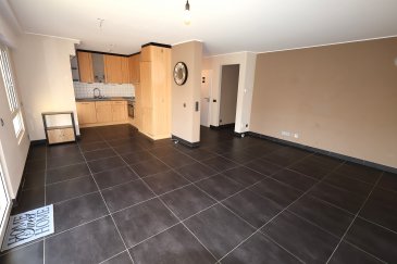 L'agence LX2 Immo vous propose :

Un appartement situé au premier étage dans une résidence de seulement 9 logements. Cet appartement de 82,53 m² se trouve au numéro 50, dans un environnement calme et agréable.

Il se compose d'un hall d'entrée menant à un séjour lumineux, d'une cuisine ouverte entièrement équipée, de deux chambres (14,67 m² et 12,17 m²), d'une salle de bain rénovée avec douche à l'italienne ainsi que d'un WC séparé.

Un balcon d'environ 3,65 m², bien exposé, permet de profiter pleinement du soleil.

Le bien dispose également d'une cave privative et d'un garage individuel avec porte électrique, offrant un accès direct aux caves.

Idéalement situé, l'appartement bénéficie d'un accès rapide aux axes autoroutiers, se trouve à proximité immédiate d'une gare et à quelques mètres d'une école primaire, tout en étant implanté dans une rue calme, parfaite pour se détendre loin du stress quotidien.