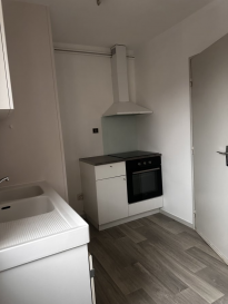 Appartement T3 situé au centre ville, dans petite copropriété sans ascenseur, avec place de stationnement en sous-sol et cave. Comprenant entrée avec placards, petite cuisine, séjour avec balcon, salle de bain, WC séparé, 2 chambres avec balcon.
