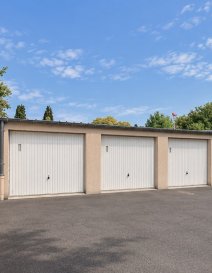 Garage / Box fermé à vendre à Dudelange-Burange

À vendre garage / box individuel fermé avec électricité, idéalement situé rue de Burange à Dudelange.

Emplacement pratique, à proximité des arrêts de bus et de la gare de Dudelange-Burange, avec accès rapide aux principaux axes routiers et autoroutiers en direction de Luxembourg-Ville, du sud du pays et de la France.

Accès facile et environnement calme. Convient pour stationnement, véhicule de collection ou stockage.

**Possibilité d'acquérir plusieurs garages / boxes.**

info@ansam.lu  -  691 580 942