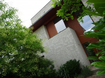 Maison d'architecte de rêve dans un cadre paisible avec une vue magnifique sur le paysage de la Moselle

La maison a été construite en 2014 par le célèbre bureau d'architecture Valentini. On accède au bâtiment par un hall d'entrée qui relie tous les autres espaces. On y trouve 2 chambres avec accès à la terrasse arrière et 2 salles de bains design. Au premier étage, il y a un grand salon/salle à manger avec une vue incroyable sur le village et une cuisine design. Au 2e étage, il y a une autre chambre avec une grande terrasse et des toilettes séparées. La terrasse offre une vue imprenable sur le village et s'étend entre les deux maisons. Ici, on trouve également un débarras pratique. Le sous-sol fait 40 m2 et comprend une cave, une buanderie et la chaudière à gaz. Devant la maison, il y a un petit jardin, et derrière se trouve une terrasse protégée de 20 m2. À côté de la maison, il y a un spacieux garage double de 35 m2, avec d'autres places de stationnement devant.

Remerschen fait partie des villages prisés de la Moselle. On y trouve tous les commerces, écoles et transports en commun à proximité immédiate. La nature, avec la célèbre Moselle, est accessible en quelques minutes et invite à de nombreuses activités sportives. 
Le bâtiment lui-même est situé dans une rue très calme avec un voisinage de qualité.