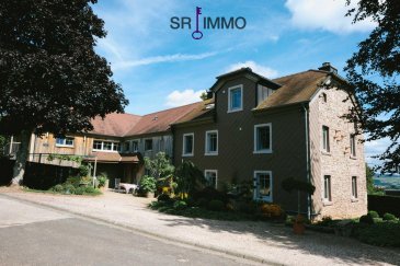 Repräsentatives Anwesen mit viel Charme in Alleinlage

Über eine hübsche Einfahrt erreichen Sie dieses sehr hochwertig renovierte ehemalige Bauernhaus inmitten seines von einem Gartenarchitekten wunderschön angelegten Gartens. Unweit des kleinen Eifeldörfchens Feuerscheid haben Sie in traumhafter Alleinlage viel Platz für Ihre Familie und Ihre Gäste. Über den nur 1 km entfernten Autobahnanschluss sind Sie schnell in den nahegelegenen Städten sowie in Belgien, Luxemburg und den Niederlanden.

Das Gebäude befindet sich in neuwertigem Zustand und seine Einteilung ermöglicht vielfältige Nutzung. So besteht das Wohngebäude aus zwei unabhängigen, hochwertig ausgestatteten Teilen, die Sie zusammen oder getrennt nutzen können:

- Wohnhaus links

Sämtliche Räume in diesem Teil des Hauses strahlen mit ihren liebevollen Ausstattungsdetails eine sehr edle und wohnliche Atmosphäre aus, welche Sie begeistern wird.
Der Eingang auf der Hofseite führt Sie über die Eingangsdiele mit Gäste-WC und über eine schöne Holztreppe direkt ins Obergeschoss. Dort befindet sich der riesige Wohn- und Essbereich mit einem großen, zentralen offenen Kamin, der eine gemütliche Atmosphäre verbreitet. Die großen Fensterfronten versorgen den Raum mit viel Licht und bieten direkten Zugang zu einer Terrasse mit schönem Blick auf den Garten und mit einer unverbaubaren Aussicht auf die Eifellandschaft. 
Im Wohnbereich befinden sich auch die offene moderne Küche mit hochwertiger Einbauküche und ein Aufgang zur Galerie, wo Sie noch einen weiteren schönen Raum zum Verweilen zur Verfügung haben.
Eine großzügige Elternsuite verfügt über eine begehbare Ankleide, ein Schlafzimmer und ein großes Badezimmer mit Waschbecken, einer Badewanne und einer Dusche.
Ferner befinden sich in diesem Geschoss noch ein offenes Büro, ein Zimmer, welches Sie als Büro oder Hobbyraum nutzen können und ein weiteres Schlafzimmer mit Duschbad und WC. Dieses Schlafzimmer verfügt zusätzlich über einen Seiteneingang und kann somit auch als Gästesuite genutzt werden.
Zusätzlich befinden sich in diesem Teil des Gebäudes im Erdgeschoss noch ein über die Eingangsdiele erschlossener Hauswirtschaftsraum und die Doppelgarage sowie dahinter noch eine Ausbaureserve von ca. 20 m2.

- Wohnhaus rechts

Auch dieser hochwertig renovierte Teil des Hauses strahlt ein exklusives Ambiente aus, in dem Sie und Ihre Gäste sich wohlfühlen werden. 
Über den Eingang auf der Gartenseite betreten Sie eine hübsche Diele mit Garderobe und Gästetoilette. Von hier gelangen Sie zu einem gemütlichen Wohnzimmer, einem Essbereich mit Teeküche sowie in eine große, professionell ausgestattete Küche mit direktem Zugang zum parkähnlichen Garten und einem praktischen angrenzenden Abstellraum. 
Eine schöne Holztreppe führt Sie von der Diele zum Schlafbereich im Obergeschoss mit drei gemütlichen Schlafzimmern mit eigenen modernen Duschbädern. Im Dachgeschoss befinden sich zwei weitere schöne Schlafzimmer, ebenfalls mit eigenem neuwertigem Bad.

Das Haus ist teilweise unterkellert. Es gibt einen Gewölbekeller mit der Haustechnik und einen Weinkeller.

Die Außenanlagen

Sämtliche Außenanlagen sind mit viel Geschmack und Sachverstand angelegt und befinden sich in sehr gepflegtem Zustand. Auch schaffen viele liebevolle Details ein idyllisches Ambiente.
Der Hof ist mit Naturstein gepflastert und daneben gibt es einige Parkplätze mit genügend Platz für Autos. Im wunderschönen Garten mit teilweise altem Baumbestand und Obstbäumen befinden sich ein Kräuterbeet, ein Gewächshaus, ein Hühnerstall und im hinteren Teil ein Schuppen für Ihre Gartengeräte. Ein eigener Brunnen kann zur Bewässerung genutzt werden.
Überall im Garten und auf den verschiedenen Terrassen haben Sie eine traumhafte Aussicht. Auf dem eigens angelegten Boule Platz können Sie das schöne Wetter auch sportlich genießen.

Aktuell wird das Anwesen als gut gebuchtes B&B genutzt, welches selbstverständlich weitergeführt werden kann. Eine rein private Nutzung ist jedoch ebenfalls jederzeit möglich.


Allgemeine Informationen

Baujahr: 1806  
Mauern: massiv
Dach: Tonschindel
Fenster: Holz, 2-fach verglast, teilweise doppelte Fenster 
Außentüren: Holz
Innentüren: Holz, Glas
Bodenbeläge: Fliesen in Natursteinoptik, massive Holzdielen
Heizung: Fußboden- und Wandheizung über Luft-Wärmepumpen, Kaminofen im Wohnzimmer
Warmwasser: über Zentralheizung, in 2 Bädern befindet sich ein Durchlauferhitzer
Abwasser: neue Hauskläranlage
Zustand: neuwertig, renoviert


Endenergiebedarf: 59,7 kWh/(m2 . a) Klasse B
Primärenergiebedarf: 107,4 kWh/(m2 . a) Klasse D


Lagebeschreibung

Das Anwesen Feuerhart liegt in erhöhter Lage außerhalb von Feuerscheid in ruhiger Alleinlage. Das kleine Dorf Feuerscheid (325 Einwohner) liegt in der Eifel zwischen Prüm und Bitburg in der Nähe der Autobahn E42 Sankt Vith ? Bitburg (Ausfahrt Waxweiler). 
Die Entfernung zur Kreisstadt Bitburg beträgt 19 km, nach Prüm sind es 17 km. 
Echternach (Luxemburg) erreichen Sie in 40 km und Stadt Luxemburg ist 87 km entfernt. Trier erreichen Sie in 49 km und bis Maastricht und Köln sind es jeweils ca. 125 km.

HAFTUNGSAUSSCHLUSS
Die von uns gemachten Angaben hinsichtlich Größen und Beschaffenheit des Objektes beruhen auf Informationen des Verkäufers bzw. Dritter und sind unverbindlich. Eine Haftung jeglicher Art für die Richtigkeit und Vollständigkeit der Angaben wird daher ausgeschlossen. Unser Angebot erfolgt freibleibend, Zwischenverkauf vorbehalten.

VERBRAUCHERINFO
1. Maklerleistung ist der Nachweis der Gelegenheit zum Abschluss eines Vertrages bzw. Vermittlung eines Vertrages über eine Immobilie gegen die Maklerlohnzahlungspflicht des Kunden. Eine Maklerprovision in Höhe von 3,57 % incl. 19 % MwSt. ist vom Käufer zu zahlen. Die Maklerprovision ist fällig und verdient mit Unterzeichnung des Kaufvertrages.
2. Unternehmer, Anschrift, Beschwerdeadressat:
ARCADIA Fine Properties S.A., 20, Grand-Rue, L-9410 Vianden, Tel.: 00352 266 344 1, Email: contact@sri.lu, Direktor: Ton Eggen
3. Es besteht ein Widerrufsrecht für Verbraucher

WIDERRUFSRECHT FÜR VERBRAUCHER
Sie haben das Recht, binnen vierzehn Tagen ohne Angabe von Gründen diesen Vertrag zu widerrufen. Die Widerrufsfrist beträgt vierzehn Tage ab dem Tag des Vertragsabschlusses.
Um Ihr Widerrufsrecht auszuüben, müssen Sie uns (ARCADIA Fine Properties S.A., 20, Grand-Rue, L-9410 Vianden, Tel:  352 266 344 33, Fax:  352 266 344 44, E-Mail: contact@sri.lu) mittels einer eindeutigen Erklärung (z. B. ein mit der Post versandter Brief, Telefax oder E-Mail) über Ihren Entschluss, diesen Vertrag zu widerrufen, informieren. Sie können dafür das beigefügte Muster-Widerrufsformular verwenden, das jedoch nicht vorgeschrieben ist. Zur Wahrung der Widerrufsfrist reicht es aus, dass Sie die Mitteilung über die Ausübung des Widerrufsrechts vor Ablauf der Widerrufsfrist absenden.

Folgen des Widerrufs

Wenn Sie diesen Vertrag widerrufen, haben wir Ihnen alle Zahlungen, die wir von Ihnen erhalten haben, einschließlich der Lieferkosten (mit Ausnahme der zusätzlichen Kosten, die sich daraus ergeben, dass Sie eine andere Art der Lieferung als die von uns angebotene, günstigste Standardlieferung gewählt haben), unverzüglich und spätestens binnen vierzehn Tagen ab dem Tag, an dem die Mitteilung über Ihren Widerruf dieses Vertrags bei uns eingegangen ist, zurückzuzahlen. Für diese Rückzahlung verwenden wir dasselbe Zahlungsmittel, das Sie bei der ursprünglichen Transaktion eingesetzt haben, es sei denn, mit Ihnen wurde ausdrücklich etwas anderes vereinbart; in keinem Fall werden Ihnen wegen dieser Rückzahlung Entgelte berechnet. Haben Sie verlangt, dass die Dienstleistungen während der Widerrufsfrist beginnen sollen, so haben Sie uns einen angemessenen Betrag zu zahlen, der dem Anteil der bis zu dem Zeitpunkt, zu dem Sie uns von der Ausübung des Widerrufsrechts hinsichtlich dieses Vertrags unterrichten, bereits erbrachten Dienstleistungen im Vergleich zum Gesamtumfang der im Vertrag vorgesehenen Dienstleistungen entspricht. 

Hinweis auf die Möglichkeit eines vorzeitigen Erlöschens des Widerrufsrechts
Ihr Widerrufsrecht erlischt, wenn wir unsere Leistung vollständig erbracht und mit der Ausführung der Leistung erst begonnen haben, nachdem Sie Ihre ausdrückliche Zustimmung und gleichzeitig Ihre Kenntnis davon bestätigt haben, dass Sie Ihr Widerrufsrecht bei vollständiger Vertragserfüllung durch uns verlieren.

MUSTER-WIDERRUFSFORMULAR
Wenn Sie den Vertrag widerrufen wollen, dann füllen Sie bitte dieses Formular aus und senden Sie es zurück an:

ARCADIA Fine Properties S.A. - SR IMMO
20, Grand-Rue
L-9410 Vianden
Tel:  352 266 344 33
Fax:  352 266 344 44
E-Mail: contact@sri.lu

Hiermit widerrufe(n) ich/wir (*) den von mir/uns (*) abgeschlossenen Vertrag über den Kauf der folgenden Waren (*)/die Erbringung der folgenden Dienstleistung (*)
Bestellt am (*)/erhalten am (*)
Name des/der Verbraucher(s)
Anschrift des/der Verbraucher(s)
Unterschrift des/der Verbraucher(s) (nur bei Mitteilung auf Papier)
Datum

Ref agence :101051