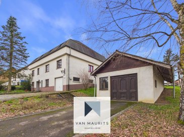 Située dans le village paisible de Medingen, dans la commune de Contern, cette maison individuelle d'une surface totale de ± 458 m² dont ± 187 m² habitables, construite en 1978, offre un potentiel considérable pour un projet de rénovation. Implantée sur un terrain de 11.01 ares, elle bénéficie d'une exposition ouest et d'un jardin de ± 400 m². 
Le bien se présente comme suit : 
Le rez-de-chaussée se compose d'un hall d'entrée de ± 2 m², d'une cuisine de ± 14 m² avec espace repas, d'une arrière-cuisine de ± 5 m², d'un séjour de ± 16 m², d'une chambre de ± 13 m², d'une salle de bain de ± 7 m² (avec lavabo, baignoire et wc), d'une buanderie de ± 3 m², d'une chaufferie de ± 4 m² ainsi que de plusieurs espaces de rangement tels que deux caves de ± 10 et 25 m² et un débarras de ± 3 m². Un garage double de ± 34 m² vient compléter ce niveau.
Le premier étage comprend un palier de ± 12 m², un séjour de ± 45 m², une salle à manger de ± 29 m², trois chambres de ± 12, 12 et 15 m² ainsi qu'une salle de douche de ± 9 m². 
L'étage donne accès à une terrasse de ± 14 m². 
Le grenier non aménagé de ± 125 m² offre des possibilités d'habitation et de rangement supplémentaires. 
En annexe, un entrepôt / garage de ± 61 m² complète l'ensemble. 
Cette propriété offre également plusieurs emplacements de stationnement extérieurs. 
Détails complémentaires : 
Les finitions actuelles comprennent des sols en carrelage, marbre blanc, des murs habillés de peinture, papier-peint et lambris, ainsi que des châssis en bois avec double vitrage. Le chauffage est au gaz avec radiateurs, et la maison dispose d'un chauffe-eau électrique. 
Située dans un villagel calme, la maison profite de la proximité immédiate des écoles, crèches, clubs sportifs, pharmacie, commerces, ainsi que des pistes cyclables et chemins de randonnée. L'accès aux grands axes est rapide, tout en conservant un cadre de vie verdoyant et serein. 
Pour plus de renseignements, veuillez contacter s.v.p. Alexandre Apolinario au +352 691 282 214 ou alexandre@vanmaurits.lu