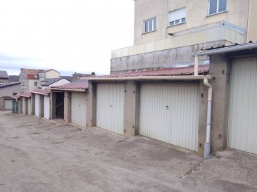 Garages de 13 à 15 m pour stationnement petits véhicules ou stockage.