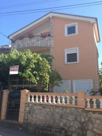Belle grande maison avec vue sur la mer adriatique, située dans une petite ville balnéaire à 600 m de la plage.
Maison individuelle qu'on peut aménager en 3 appartements (séparations compteurs, portes, escalier déjà prévus)
Elle est agencée de cette façon :
- RDC : Garage, cuisine équipée, 2 chambres à coucher de 15 m2, gde chambre de 30m2, sdb italienne.
- 1er : living, cuisine équipée, 2 chambres à coucher de 15 m2, gde chambre de 30 m2, terrasse avant et arrière.
- 2ème :5 pièces brut sur 116 m2 au sol. terrasse avant et arrière