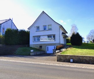 Schaus Immobilier propose à la vente cette maison individuelle à Hivange, Commune de Garnich se composant comme suit :<br><br>Au rez-de-chaussée, un vaste hall d\'entrée permet d\'accéder à :<br>-	Un WC séparé <br>-	Une cuisine équipée et aménagée avec accès au jardin<br>-	Un salon/bureau<br>-	Un grand salon/salle à manger d\'une surface d\'environ 29,70m2 dont le sol est recouvert de pierre naturelle, bénéficiant d\'une excellente luminosité.<br><br>Un escalier en béton dont les marches sont recouvertes de pierre naturelle mène au premier étage :<br>-	Une salle de douche avec fenêtre vers l\'extérieur<br>-	Une première chambre d\'une surface d\'environ 9,50m2<br>-	Une deuxième chambre d\'une surface d\'environ 13,50m2<br>-	Une troisième chambre d\'une surface d\'environ 14,80m2<br>-	Une quatrième chambre d\'une surface d\'environ 18,80m2<br><br>Une trappe permet d\'accéder à un grenier non aménagé.<br><br>Au sous-sol de la maison se trouvent :<br>-	Un garage pour une voiture<br>-	Une chaufferie<br>-	Une réserve<br>-	Une buanderie<br><br>Le bien dispose d\'un grand jardin naturel, accessible depuis le sous-sol et depuis la cuisine.<br><br>En ce qui concerne les équipements de la maison :<br>-	Les fenêtres sont en double vitrage<br>-	La toiture est en bon état et est recouverte par des tuiles<br>-	La maison est chauffée au gaz, la chaudière de la marque Buderus est récente<br>-	Un système d\'alarme est installé dans la maison<br>-	Les dalles sont en béton<br><br>Nous sommes à votre disposition pour tout renseignement complémentaire et un rendez-vous de visite.<br><br>Les honoraires de négociation sont à la charge du vendeur.<br>