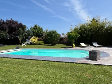 Kuntzig | À 10 min de Thionville ? Maison d'exception de 337m2. Au coeur du charmant village de Kuntzig, découvrez cette propriété rare, issue de la métamorphose d'une ancienne grange en une demeure de caractère à l'élégance contemporaine.
Avec ses 337 m² habitables, cette maison atypique séduira les amateurs de beaux volumes et de prestations soignées. 
Le rez-de-chaussée vous offre un bureau, une spacieuse cuisine ouverte sur la salle à manger avec accès direct à un jardin paysagé et une piscine, ainsi qu'un salon cosy aux airs de maison de famille.
À l'étage, une grande mezzanine baignée de lumière vous mène à une véranda et une terrasse privative. Trois belles chambres, une salle de bains, une salle d'eau, et des espaces de rangement viennent parfaire l'ensemble.
Coup de coeur pour une salle de cinéma privée, entièrement équipée.
Lingerie, garage avec borne de recharge pour véhicule électrique, prestations modernes dans un écrin chargé d'histoire : un bien rare à découvrir sans tarder.
Les informations sur les risques auxquels ce bien est exposé sont disponibles sur le site Géorisques : www.georisques.gouv.fr » 
Premier contact par message, visites sur rendez-vous.
- Karine Karas : 06 08 31 19 87 
- Katia Moriceau : 06 75 66 99 25
