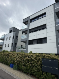 WK IMMO Promotions bietet Ihnen eine geräumige Wohnung in einer schönen Residenz in einer ruhigen und Wohngegend. Die Wohnung ist wie folgt aufgeteilt: Eingangsbereich, schönes Wohnzimmer, das sich zu einer schönen ausgestatteten Küche öffnet, die sich auf eine Loggia erstreckt. 3 geräumige Schlafzimmer, darunter ein Hauptschlafzimmer mit eigenem Duschbad und Doppelwaschbecken. Der Preis umfasst einen Innen- und Außenparkplatz. Für weitere Informationen oder um einen Besichtigungstermin zu vereinbaren, kontaktieren Sie bitte Frau Jenai unter 621216818. Wir bieten auch Besichtigungen samstags nach vorheriger Anfrage an.