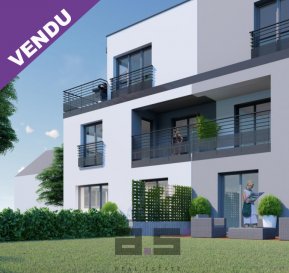 ***NOUVEAU PROJET RÉSIDENTIEL***   

A.S. Real Estate vous propose en état de futur achèvement, un nouveau projet résidentiel contemporain comprenant 6 logements de haut de standing répartis dans 2 corps de bâtiment situé à Clemency.   

Chaque résidence se compose de 3 logements bénéficiant d'un espace ergonomique et lumineux, équipé de volets roulants électriques, de fenêtres à triple vitrage, d'un chauffage au sol et d'une ventilation mécanique et contrôlée.   

L'appartement bénéficie d'une surface au sol de 98,12m² dont 85,41m² de surface habitable avec un accès direct par l'ascenseur.

Il se compose d'un hall d'entrée desservant un espace cuisine ouverte sur un living de +/- 43.50m² donnant accès à une terrasse de +/- 8m², de deux chambres de +/- 13m² et 12m², d'une salle de douche de +/- 8m² aménagée d'un w.c., d'un débarras de +/- 4m² et d'un grenier privatif.

Une cave de +/- 7m² et un jardin privatif de +/- 79.50m² complètent ce bien. 

Possibilité d'acquérir un emplacement de parking intérieur au prix de 35 100€.   

À savoir que ce bien constitue entre autres, de par sa situation, un excellent investissement.   

Pour de plus amples informations ou pour convenir d'un rendez-vous, n'hésitez pas à nous contacter au (+352) 621 274 674 / 2776 4776 ou à info@as-estate.lu   

* Tarif de l'appartement exprimé TTC 3% sous réserve d'agrément  
* Photographies non contractuelles 
