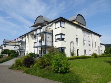 L'offre est sans commission pour le locataire !!! 

Appartement moderne (120m2) dans la galerie senior Moselpark à Perl, avec une belle vue, juste à la frontière luxembourgeoise. 

Le lumineux et spacieux appartement est situé au rez-de-chaussée d'une résidence très bien entretenue et calme. Par le hall d'entrée, on accède à un grand salon/salle à manger, qui donne un accès direct à la terrasse ensoleillée. La terrasse (sud/ouest) offre une belle vue sur la nature et le Luxembourg. Le couloir mène à l'espace nuit avec deux belles chambres et une grande salle de bains moderne, équipée d'une douche vitrée et accessible sans obstacles, ainsi que d'un WC. La cuisine moderne et bien équipée est complétée par une réserve attenante, où la machine à laver et le sèche-linge peuvent être installés. Un WC pour invités est disponible, ainsi qu'une grande cave, un parking dans le garage souterrain et une place de stationnement devant la maison. Conditions : Fumé est interdit, revenu minimum de 5 000 € net par mois, max. 2 personnes. 

La galerie Moselpark a été construite dans un magnifique parc calme. À proximité immédiate, il y a une grande piscine ainsi que tous les commerces nécessaires (Aldi, Rewe, Lidl, etc.). Perl fait partie des jolis endroits au bord de la Moselle, niché au cœur des vignobles, avec de nombreux sentiers de randonnées et des attractions touristiques dans le coin des trois frontières. Grâce à l'autoroute Luxembourg-Sarrebruck, ainsi qu'aux gares et bus, tous les endroits peuvent être atteints rapidement.