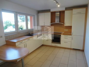 Lumineux appartement avec une surface habitable de 132 m2 situé au 1ier étage dans une petite résidence, composé comme suit :

A l’étage : Hall d’entrée, vaste et lumineux séjour (69 m2) avec une baie vitrée donnant accès au balcon (6 m2) exposé sud, vestiaire, cuisine équipée ouverte, une salle de douche avec WC, hall de nuit, deux chambres à coucher (16 m2 + 11 m2) avec armoires encastrées, un débarras, une salle de bain avec douche, double vasque, baignoire et WC.
Le bien est complété au sous-sol par une cave, un emplacement de parking intérieur et une buanderie commune.

La résidence se trouve dans un quartier résidentiel au calme, bonne connexion au réseau des transports publics. Accès facile au distributeur d‘autoroute. Crèches, écoles et commerces à proximité.

 ---------- 
Helle Wohnung mit einer Wohnfläche von 132 m2 im 1. Stock in einer kleinen Residenz, die sich wie folgt zusammensetzt:

Obergeschoss: Eingangshalle, großes und helles Wohnzimmer (69 m2) mit einem Erker, der Zugang zum Balkon (6 m2) mit Südausrichtung bietet, Garderobe, offene Einbauküche, ein Duschbad mit WC, Schlafhalle, zwei Schlafzimmer (16 m2 + 11 m2) mit Einbauschränken, ein Abstellraum, ein Badezimmer mit Dusche, Doppelwaschbecken, Badewanne und WC.
Die Immobilie wird im Untergeschoss durch einen Keller, einen Innenparkplatz und eine gemeinsame Waschküche vervollständigt.

Die Residenz befindet sich in einer ruhigen Wohngegend, gute Anbindung an das Netz der öffentlichen Verkehrsmittel. Leichter Zugang zum Autobahnverteiler. Kindergärten, Schulen und Einkaufsmöglichkeiten in der Nähe.

 ---------- 
Bright apartment with a living area of 132 m2 located on the 1st floor in a small residence, composed as follows:

First floor: entrance hall, large, bright living room (69 m2) with bay window leading to south-facing balcony (6 m2), checkroom, open-plan fitted kitchen, shower room with WC, night hall, two bedrooms (16 m2 + 11 m2) with built-in wardrobes, storage room, bathroom with shower, double washbasin, bath and WC.
A cellar, an indoor parking space and a shared laundry room complete the basement.

The residence is located in a quiet residential area with good public transport links. Easy access to the freeway distributor. Crèches, schools and shops nearby.