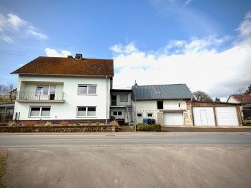 Hochwertig renoviertes Zweifamilienhaus mit Nebengebäuden in Ehlenz, nähe Bitburg.

In einer ruhigen Wohnlage wurde 1970 diese Immobilie in massiver Bauweise auf einem ebenen Grundstück mit einer Fläche von 1.004 m² errichtet.

In den Jahren 2016 bis 2018 haben die Eigentümer die Immobilie aufwendig und hochwertig renoviert. So wurden die Strom- und Wasserleitungen, die Fußbodenbeläge, der Innenputz, die drei Badezimmer und vieles mehr erneuert.

Im Erdgeschoss befindet sich neben dem Badezimmer und dem Abstellraum der Wohnbereich der Immobilie. Die offene Bauweise verbindet die neue, hochwertige Küche mit dem großen Wohn- und Essbereich. Der Kachelofen spart Heizkosten, sorgt für eine behagliche Wärme und gemütliche Atmosphäre. Aus diesem Bereich gelangen Sie auf die großzügige Terrasse mit einem Grillplatz und einem angebauten, circa 16 m² großen Wintergarten. Hier können Sie mit Ihrer Familie oder mit Freunden bei jedem Wetter schöne Stunden genießen.

Im Obergeschoss befinden sich zwei geräumige Kinderzimmer, das Elternschlafzimmer mit dem Zugang zum Balkon und das großzügige, moderne Familienbad.

Die beiden Geschosse bilden mit einer Wohnfläche von 180 m² die Hauptwohnung der Immobilie.

Im Dachgeschoss befindet sich eine separate, aktuell vermietete, Wohnung mit einer Wohnfläche von 75 m².

Die Nebengebäude umfassen eine große Garage mit einer Werkstatt und eine im Jahr 2023 neu errichtete Halle mit einer Fläche von 100 m², ausgestattet mit zwei Rolltoren.

Mit der durchdachten, hochwertigen Renovierung der Immobilie erwartet Sie grundsätzlich eine Neubaustandard. Wenn Sie die Immobilie von außen aufhübschen, haben Sie einen Neubau zum halben Preis.

Das alles in einer schönen Wohnlage, in einem Dorf mit einer intakten, aktiven Dorfgemeinschaft unweit von Bitburg und mit einer guten Verkehrsanbindung.