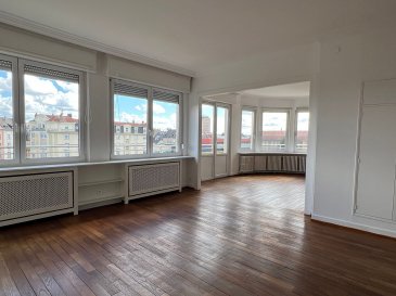 A Thionville, Square René Schwartz, spacieux appartement. Au coeur d'un quartier prisé de Thionville, à deux pas de la gare et des commerces, découvrez ce spacieux appartement situé au dernier étage d'une résidence de standing avec ascenseur.
Dès l'entrée, vous trouverez des volumes généreux, luminosité traversante et élégance. Le double séjour s'ouvre sur un balcon filant qui entoure tout l'appartement, offrant une vue dégagée et un cadre de vie rare. La grande cuisine équipée avec espace repas, les quatre chambres, la salle de bains, la salle de douche, la lingerie et le cellier complètent un agencement idéal pour une vie familiale confortable.
Cave, chauffage collectif et proximité immédiate des axes autoroutiers, du lycée Charlemagne renforcent l'attractivité de ce bien rare sur le marché.

Les informations sur les risques auxquels ce bien est exposé sont disponibles sur le site Géorisques : www.georisques.gouv.fr » 

Renseignements et visites : 
- Karine Karas : 06 08 31 19 87 
- Katia Moriceau : 06 75 66 99 25 (3.90 % d'honoraires TTC à la charge de l'acquéreur.)
Copropriété de 20 lots - dont 8 lots habitation. (Pas de procédure en cours).
Charges annuelles : 3748.00 euros.