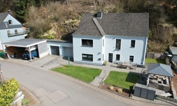 Liebevoll und hochwertig renoviertes Schmuckstück in Schönecken.

Das 1927/1963 errichtete Wohnhaus wurde 2017 und 2021 umfassend renoviert. Dabei haben die Eigentümer mit hochwertigen Materialien das Haus liebevoll in ein gemütliches Eigenheim gewandelt.

Im Erdgeschoss führt der Dielenbereich in die 2022 neu eingebaute Küche (Geräte von Bosch und Induktionskochfeld). Weiterhin finden Sie hier das Gäste-WC, das große, helle Wohnzimmer und den Hauswirtschaftsraum, der gleichzeitig der Durchgang zu Werkstatt (Starkstromanschlüsse) ist. Der rückseitig in den Fels eingebaute Kellerersatzraum bietet 365 Tage im Jahr eine gleichbleibende Temperatur und ist so der ideale Abstellort für Speisen und Getränke. 

Der 2021 neu aufgebrachte Wärmedämmputz (nur Kalkfarben verwendet) sorgt in Verbindung mit der Wandheizung (Küche) und der Fußbodenheizung (Wohnzimmer und Flur) für angenehmes und gesundes Wohnklima. 
Im Wohnzimmer ist es möglich einen Holzofen aufzustellen.

Das Obergeschoss erreichen Sie über die massive Holztreppe. Hier befinden sich zwei großzügige Schlafzimmer, ein kleines Büro/Gästezimmer und als ein Highlight von dem Haus das tolle Badezimmer mit einer großen Wanne und einer ebenerdigen Dusche.

Das Dachgeschoss kann problemlos zu einem Wohnraum ausgebaut werden. Strom-, Wasser- und Abwasserleitungen wurden bereits hochgezogen. 

Die Internetgeschwindigkeit im Haus bietet 250 Mbit. Alle Räume verfügen über LAN Anschlüsse.

Die angebaute Garage kann für ein kleines Auto oder Motorräder genutzt werden. Die höhe des seitlich angebauten Carports erlaubt es auch 2 Wohnmobile zu parken. 

Vor dem Haus können Sie auf der großen, angelegten Terrasse schöne Stunden verbringen. 

Hervorzuheben ist die Lage der Immobilie am Eingang zur „Schönecker Schweiz“. Dem seit 1991 unter Naturschutz stehendem Teil der Prümer Kalkmulde. Es ist Wandergebiet der besonderen Art. Genießen Sie mit oder ohne Haustiere hier die Natur mit den vielen Wanderwegen. 

Folgende Renovierungen wurden noch nicht erwähnt:
-	2005 Gasheizung mit Einzelraumsteuerung.
-	2017 neue Kunststofffenster mit Doppelverglasung
-	2017 vollständige Erneuerung der Elektro-, Wasser- und Abwasserleitungen.
-	2019 Dämmung Dachgeschoß 
-	2019 Fassade erneuert

Ein großartiges Haus zu einem fairen Preis.

Ansehen, kaufen, einziehen und wohlfühlen – so einfach ist das.