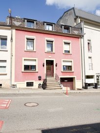 HOUSE FOR YOU vous propose une magnifique maison unifamiliale située à Rodange, dans la commune de Pétange, offrant environ 180 m² de surface habitable, un grand jardin, une terrasse et une véranda fermée, idéale pour une famille recherchant confort, espace et localisation pratique.  
Grâce à son emplacement à Rodange, vous profitez d'une vie quotidienne facilitée : accès rapides aux axes routiers, transports en commun à proximité, ainsi que des services essentiels (commerces, santé, infrastructures) et des établissements scolaires dans le secteur.  
Atouts majeurs de la maison  
- 5 chambres (seulement au 2e étage)  
- Garage 13,46m²  
- Véranda fermée avec sorties directes vers l'extérieur  
- Grand jardin + terrasses : parfait pour profiter en famille  
- Configuration idéale : grands espaces au rez-de-chaussée + zones nuit réparties sur les étages  
- Quartier recherché à Rodange (Pétange)  
Détail des surfaces  
Terrain : +/- 3 ares  
Surface habitable : +/- 200 m²  
Composition  
Au rez-de-chaussée  
- Hall d'entrée : 14,93 m²  
- Cuisine équipée ouverte sur la salle à manger (peut être séparée)  
- Double living : 34,19 m² avec sortie vers la véranda fermée  
- WC séparé  
- Véranda fermée : 16,74 m² avec accès aux terrasses extérieures et au grand jardin  
Au 1er étage  
- 3 chambres : 16,46 m² + 16,15 m² + 15,82 m²  
- Grande salle de bain : baignoire, douche, WC, meuble lavabo double vasque, grandes fenêtres  
Au 2e étage  
- Cuisine équipée avec coin repas, ouverte sur le living  
- 5 chambres (seulement au 2e étage)  
Sous-sol  
- Local technique + buanderie  
- Salle de douche  
  
Informations:  
-Chaudière au gaz  
-Fenêtres double vitrages  
-Grand jardin avec abri de jardin  
-Cave  
Prix et performance  
- Prix de vente : 749.000 €  
? Passeport énergétique : G / H  
Pourquoi acheter ici ? (Accès, écoles, transports, services)  
À Rodange, vous bénéficiez d'une localisation stratégique dans le secteur de Pétange :  
- Accès faciles aux axes routiers et connexions vers les pôles régionaux  
- Transports en commun à proximité pour vos déplacements quotidiens  
- Écoles et infrastructures éducatives dans la zone  
- Commerces, services et vie locale à portée de main  
Visite  
Un bien rare sur Rodange grâce à son volume, son jardin et ses espaces modulables.  
Contactez HOUSE FOR YOU pour organiser une visite !
